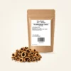 Kaneelstokjes Cassia 6–8 cm — navulzak 40 g, met kruiden op de voorgrond
