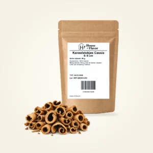 Kaneelstokjes Cassia 6–8 cm — navulzak 40 g, met kruiden op de voorgrond