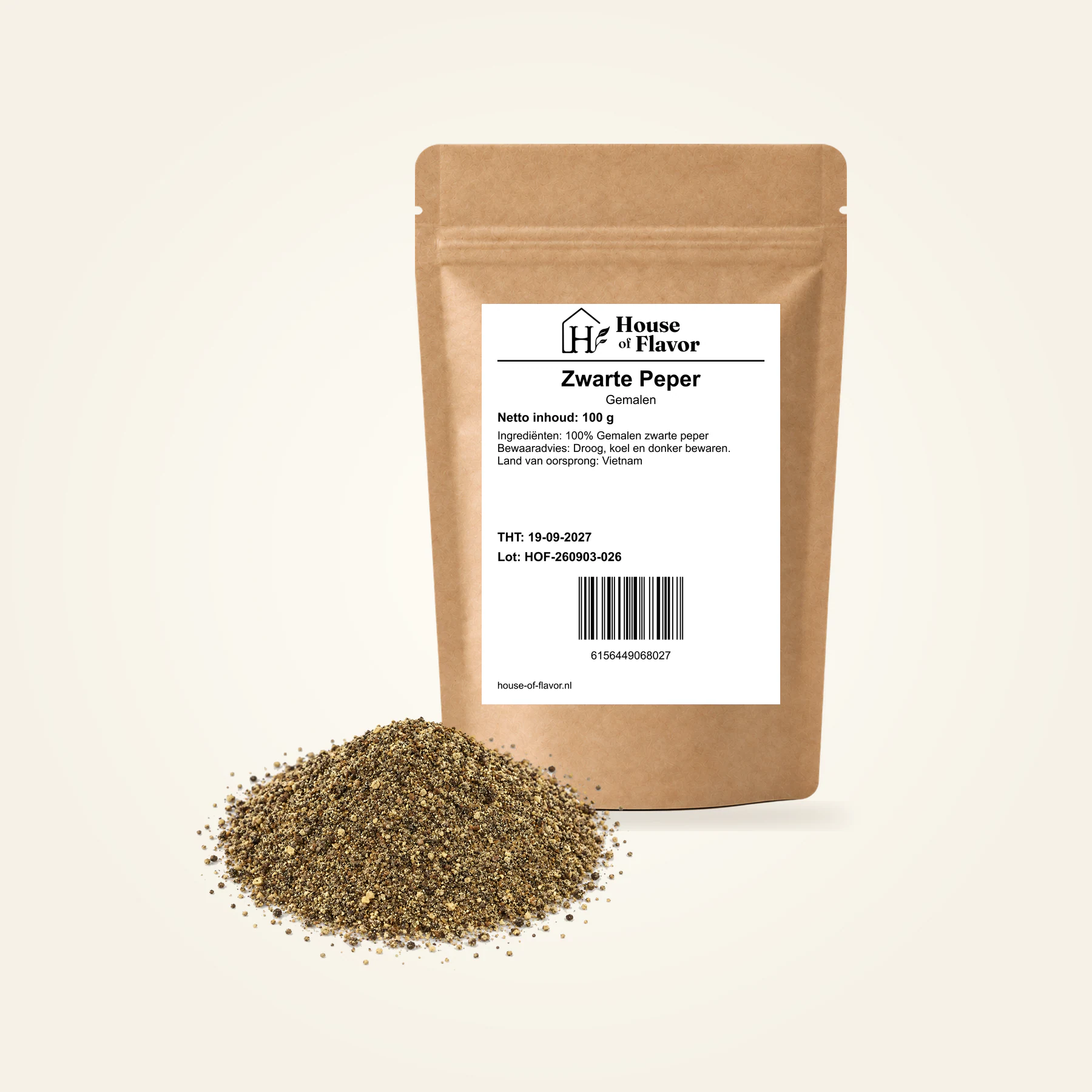 Zwarte Peper Gemalen — navulzak 100 g, met kruiden op de voorgrond